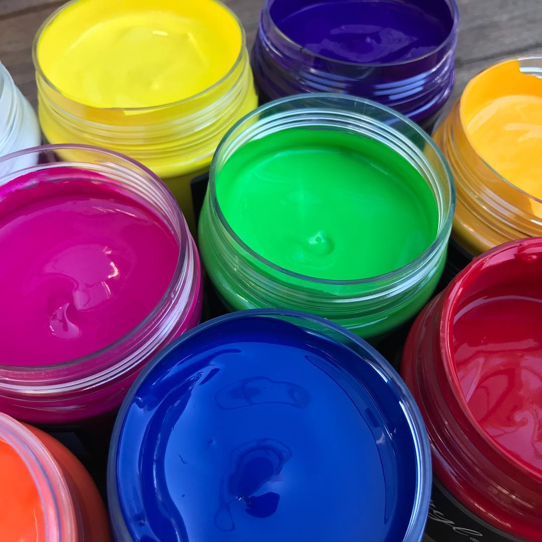 A variety of different-coloured paints at one of our art sessions | LesPetitsPainters.com.au